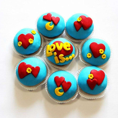 Капкейки "Love is..." купить - воткинск.сладкоежкин.рф